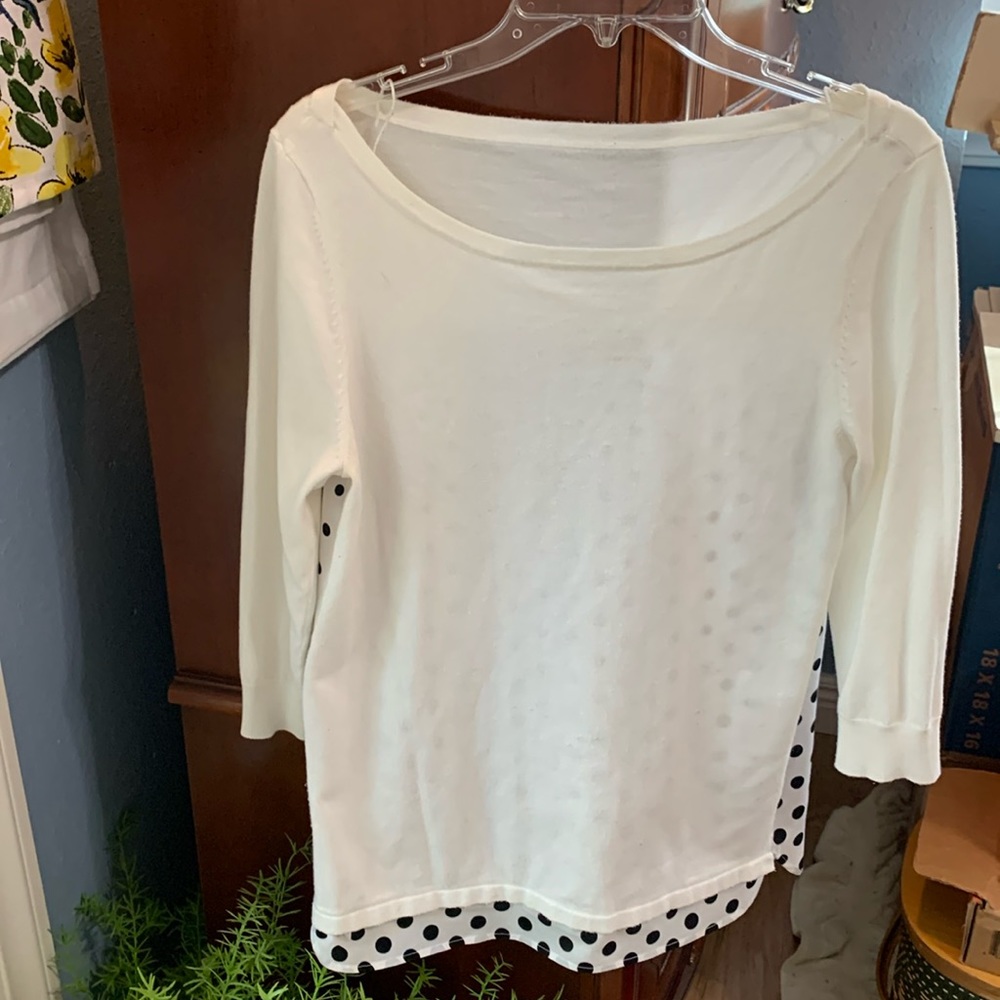 2 tops in one! White front, polka dot back… or vise versa! Size M